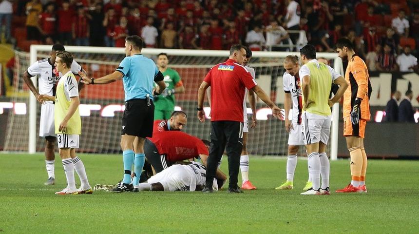 Beşiktaşlı N'Sakala maçta fenalaştı