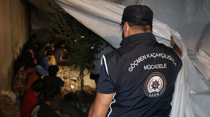 Van'da 'şok ev' operasyonu: 25 ka&ccedil;ak g&ouml;&ccedil;men ve 1 organizat&ouml;r yakalandı