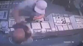 Dehşete düşüren anlar! Kuyumcunun yüzüne taşla vurup altınlarla kayıplara karıştı