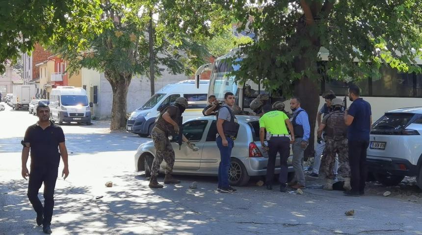 Dehşete düşüren olay! Çaldığı araçtan ateş açıp polisi yaraladı, köşeye sıkışınca intihar etti