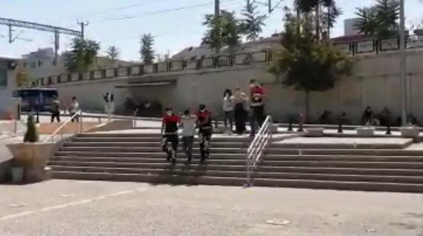 15 yaşındaki kızı darp edip zorla kıyafetlerini &ccedil;ıkarttırmışlardı! 2 ş&uuml;pheli tutuklandı