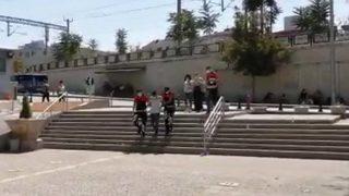 15 yaşındaki kızı darp edip zorla kıyafetlerini çıkarttırmışlardı! 2 şüpheli tutuklandı