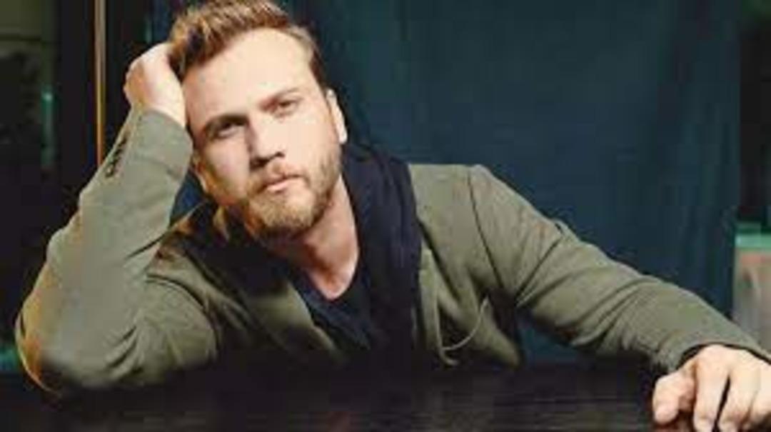 Aras Bulut İynemli'nin asıl mesleği şaşırttı! Sevilen oyuncu bakın hangi okuldan mezun olmuş...