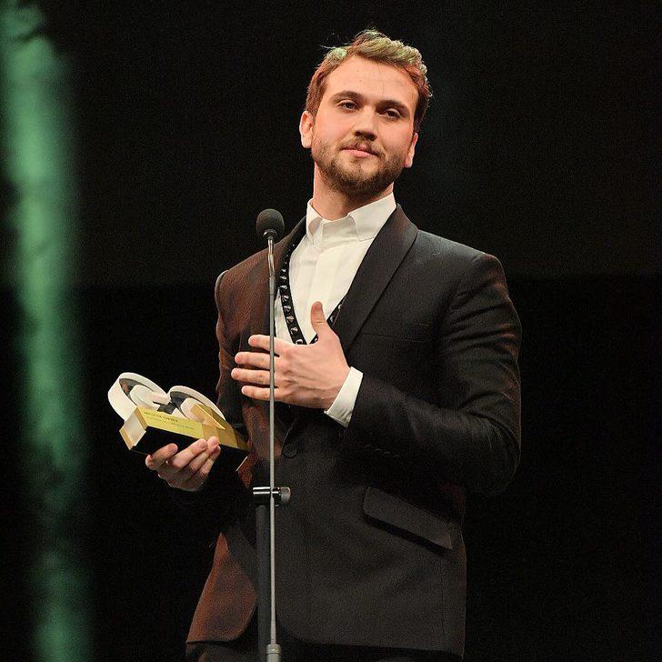 Aras Bulut İynemli'nin asıl mesleği şaşırttı! Sevilen oyuncu bakın hangi okuldan mezun olmuş... G4