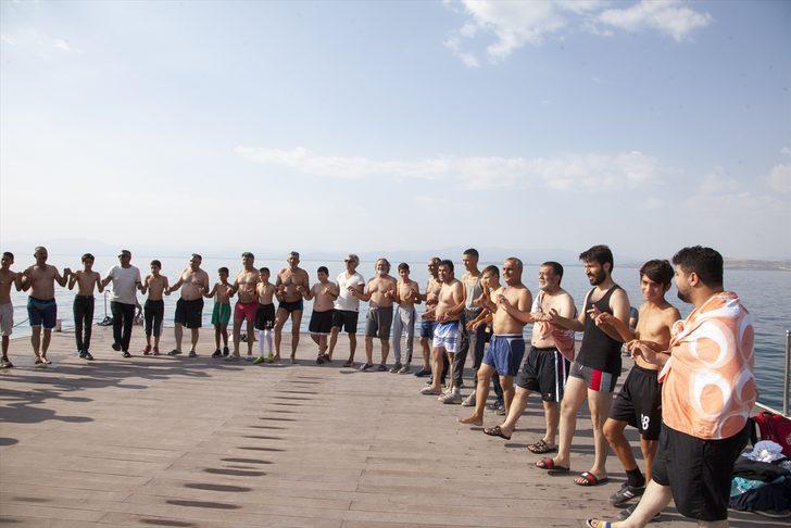 Sağlıklı yaşam için sabahın ilk ışıklarında Van Gölü'nde yüzüyorlar G1