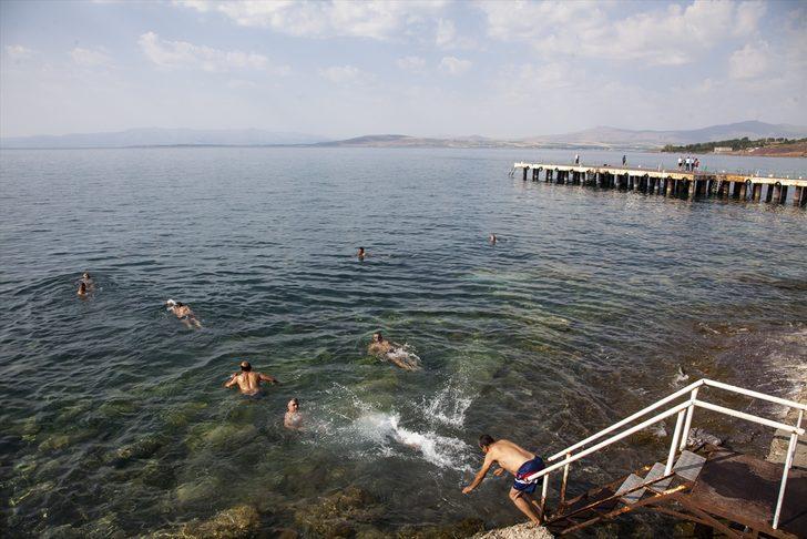 Sağlıklı yaşam için sabahın ilk ışıklarında Van Gölü'nde yüzüyorlar G2