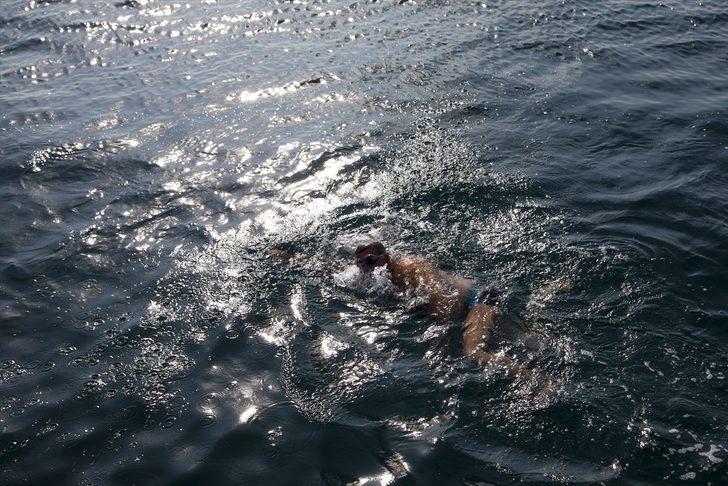 Sağlıklı yaşam için sabahın ilk ışıklarında Van Gölü'nde yüzüyorlar G3