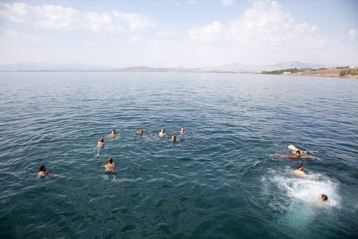 Sağlıklı yaşam için sabahın ilk ışıklarında Van Gölü'nde yüzüyorlar G4