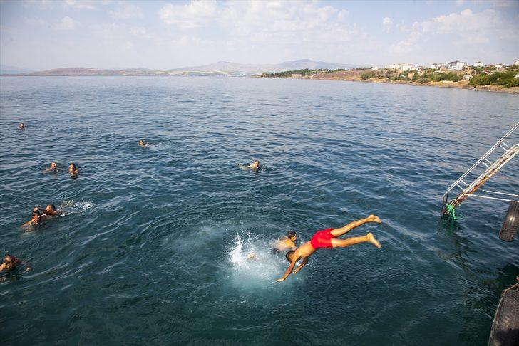Sağlıklı yaşam için sabahın ilk ışıklarında Van Gölü'nde yüzüyorlar G5