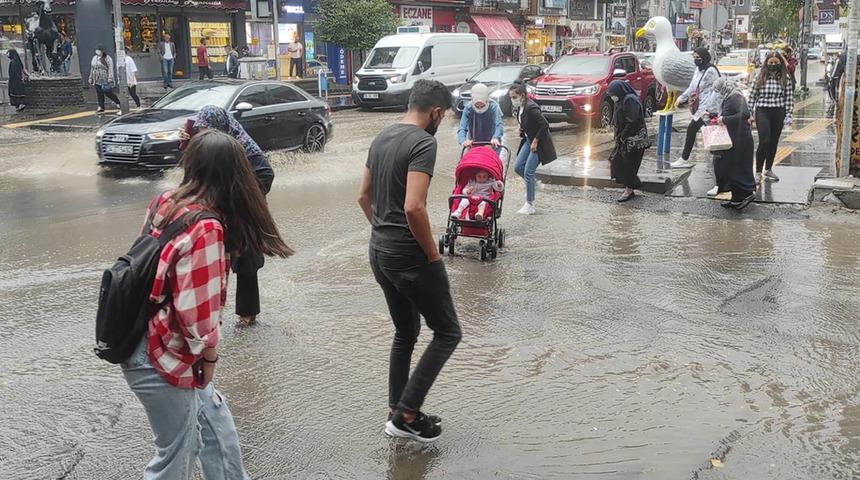 10 dakika yağmur yağdı! Sokaklar göle döndü