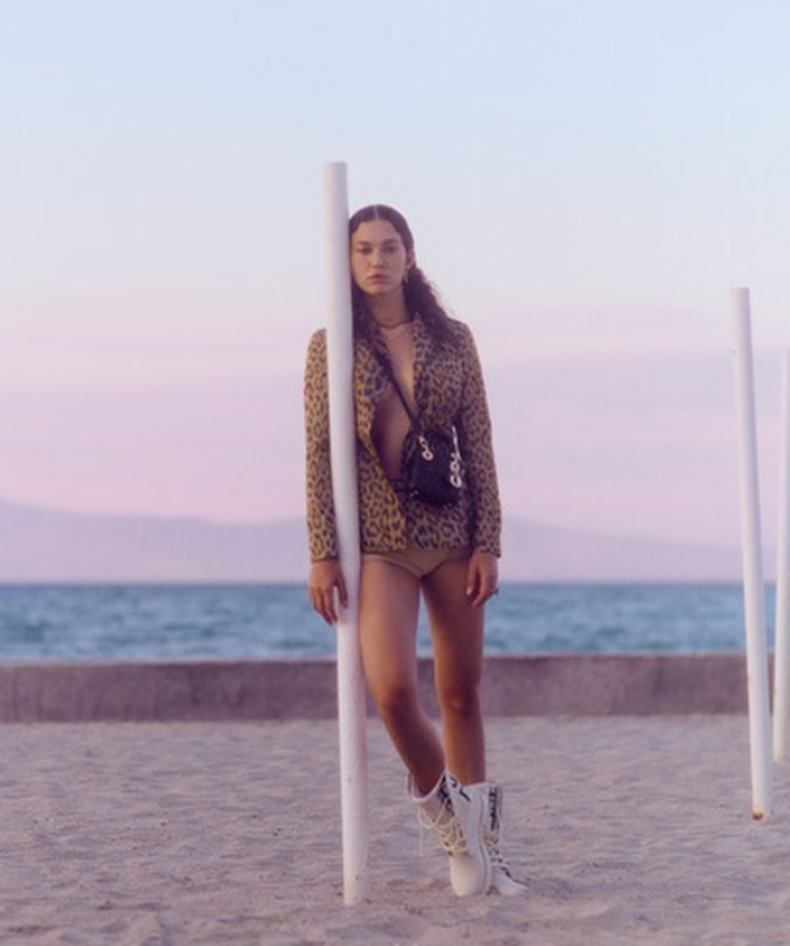 Melisa Şenolsun'dan çok konuşulan mayo pozu! Suda uyku fotoğrafına beğeni yağdı... G3