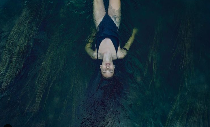 Melisa Şenolsun'dan çok konuşulan mayo pozu! Suda uyku fotoğrafına beğeni yağdı... G5