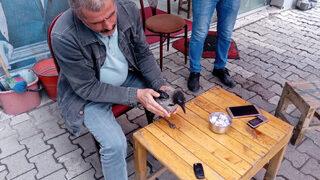 Evcil karga görenleri şaşkına çeviriyor! Elleriyle besliyorlar
