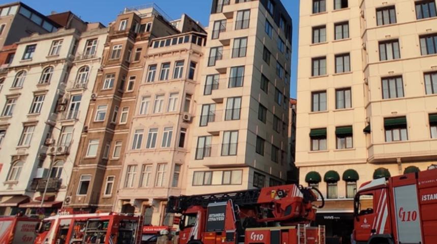 Şişhane&rsquo;de 7 katlı otelde &ccedil;ıkan yangın paniğe neden oldu