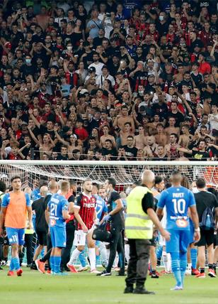 Nice-Marsilya maçında taraftar sahaya indi, maç ertelendi! Olaylı gece