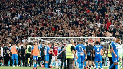 Nice-Marsilya maçında taraftar sahaya indi, maç ertelendi! Olaylı gece
