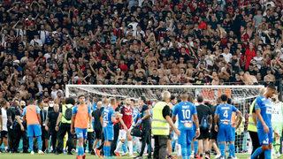 Nice-Marsilya maçında taraftar sahaya indi, maç ertelendi! Olaylı gece