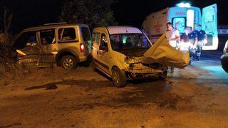 Burdur'da iki hafif ticari araç çarpıştı: 9 yaralı