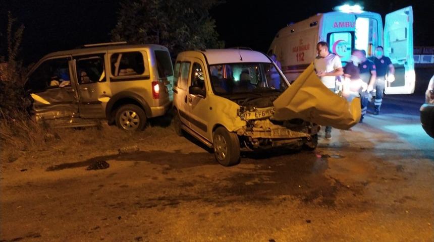 Burdur'da iki hafif ticari araç çarpıştı: 9 yaralı