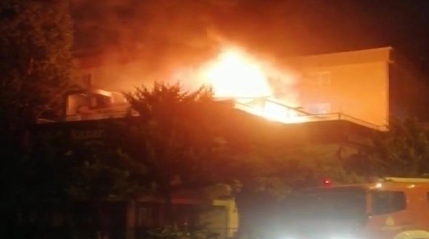 Ümraniye'de alev alev yanan kafe, küle döndü