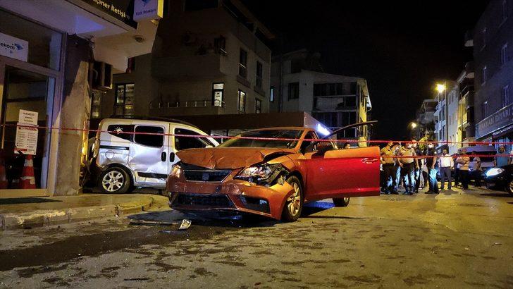 Bursa'da kaza yapan 2 aracın çarptığı kişi öldü G4