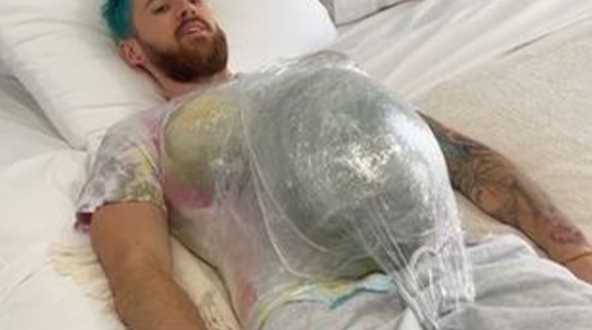 Eşini anlamak için bir günlük hamile taklidi yaptı! Başına gelenler sosyal medyada komik anlar yaşattı