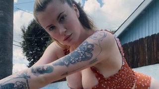 Ireland Baldwin reklam için kıvrımlarını sergiledi