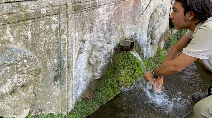 Görenler şok oldu! 2 bin yıllık lahitten 150 yıldır akan su herkesi şaşkına çevirdi