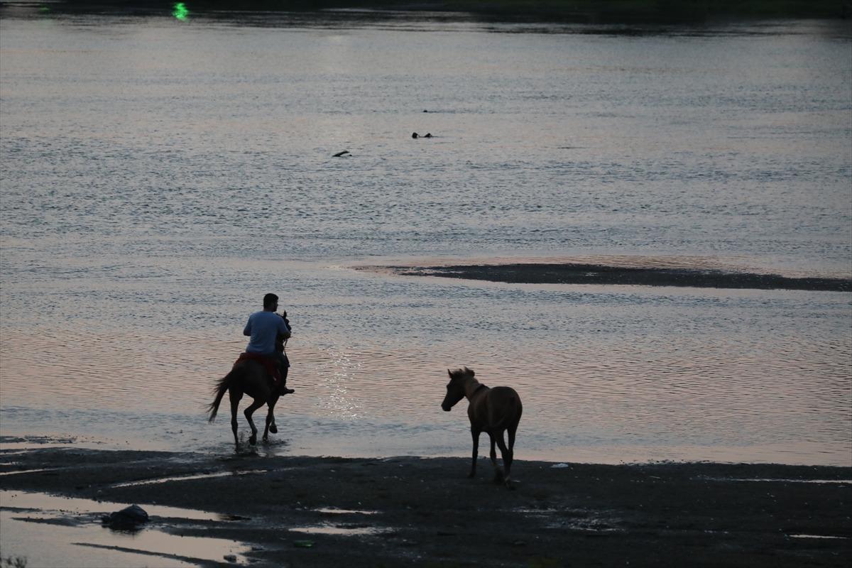 Suyu azalan Meri&ccedil; Nehri'ndeki kum adacıklarında y&uuml;r&uuml;y&uuml;ş yapılıyor