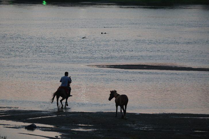 Suyu azalan Meriç Nehri'ndeki kum adacıklarında yürüyüş yapılıyor G1
