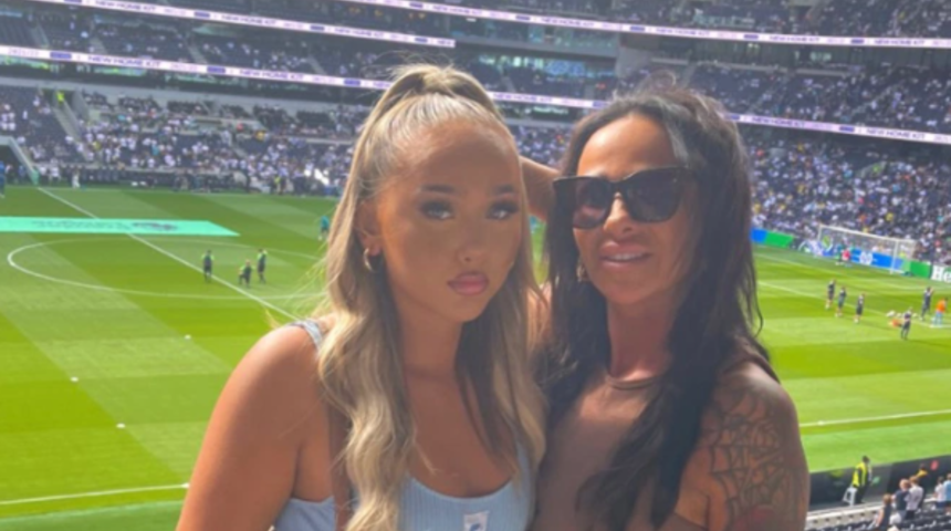 Görenler abla- kardeş zannediyor! Anne ve kızının yaşları sosyal medyada tartışma yarattı