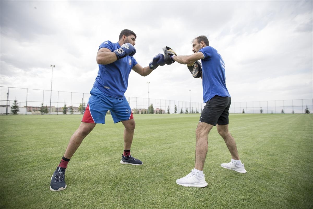 Milli kick boks&ccedil;u Hakan Ko&ccedil;, d&uuml;nya şampiyonasında altın madalya i&ccedil;in irtifa kampında