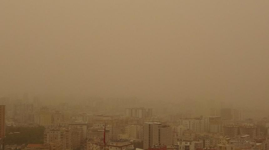Şehir toz fırtınasına teslim oldu: Göz gözü görmüyor
