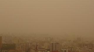 Şehir toz fırtınasına teslim oldu: Göz gözü görmüyor