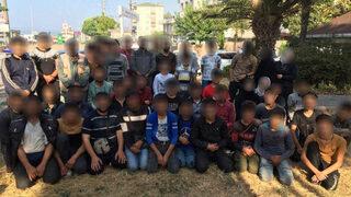 Şüpheli araçtan 50 kaçak göçmen çıktı