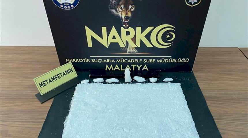 Malatya'da valizinde 1 kilo 20 gram sentetik uyuşturucu bulunan zanlı tutuklandı