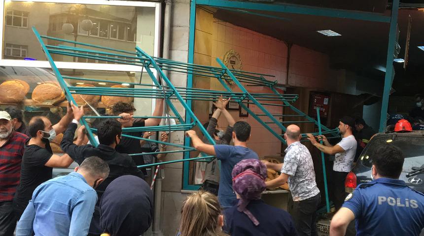 85 yaşındaki s&uuml;r&uuml;c&uuml; otomobille fırına girdi: 2 yaralı