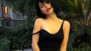 Merve Boluğur'dan siyah bikinisiyle tatil pozu!