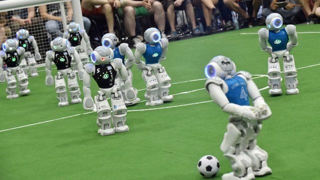 Futbol maçı yapan robotlar