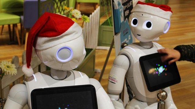 Hizmet ve perakende sektöründe kullanılan yarı insansı robot Pepper insanların 