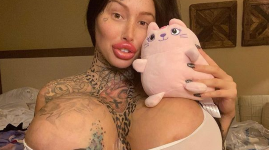 Dünyanın en büyük vajinasına sahip olmak isteyen Instagram fenomeni çocukluk fotoğrafını paylaştı! Görenler tanıyamadı