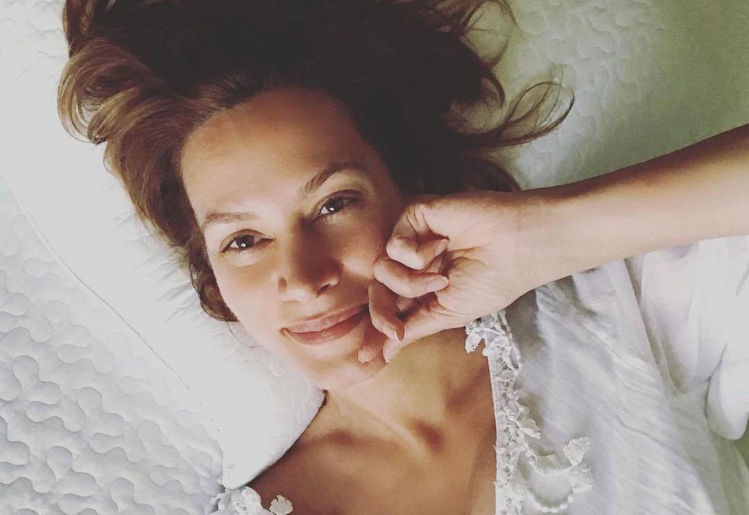 Ebru C&uuml;nd&uuml;beyoğlu'nn annesini g&ouml;renler inanamadı! "Avrupalı film yıldızları gibi"