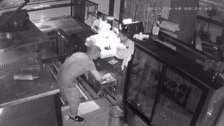 Pişkin hırsız kamerada! Dükkanı soymak için bisikletle geldi, yorulunca limonata içip dinlendi