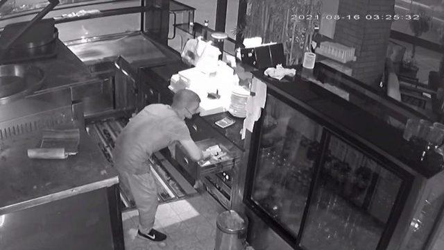 Pişkin hırsız kamerada! Dükkanı soymak için bisikletle geldi, yorulunca limonata içip dinlendi