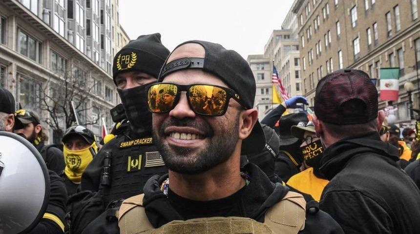 Aşırı sağcı Proud Boys'un liderine Black Lives Matter bayrağı yaktığı i&ccedil;in 155 g&uuml;n hapis cezası