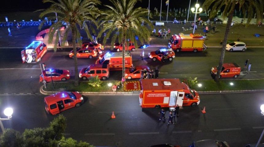 Fransa'nın Nice kentinde &uuml;zerinde kan lekeleri olan bı&ccedil;aklı bir kişi yakalandı