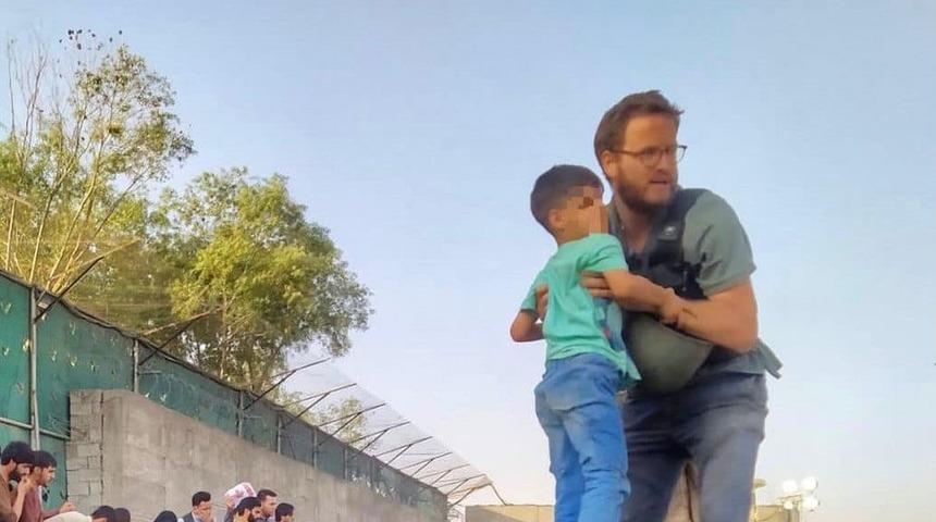 Kabil Havalimanı'nda Afgan &ccedil;ocuğu kurtaran İtalyan diplomat &uuml;lkede kahraman ilan edildi