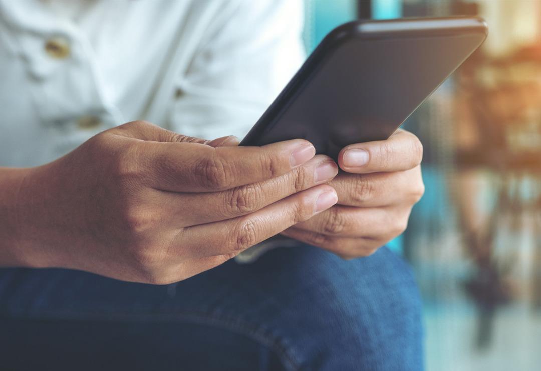 &Uuml;&ccedil; yaşındaki kız &ccedil;ocuğuna alkol i&ccedil;irip fotoğraflarını &ccedil;ekmiş!