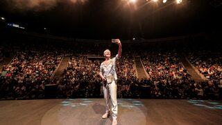 Levent Yüksel'den sahnede selfie 