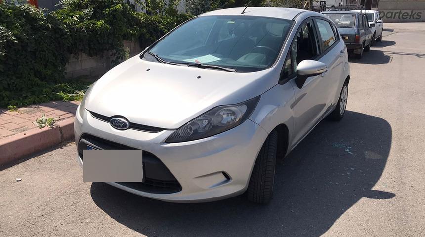 Arabanın içinde bıraktığı parayı camı kırarak çalmışlar!